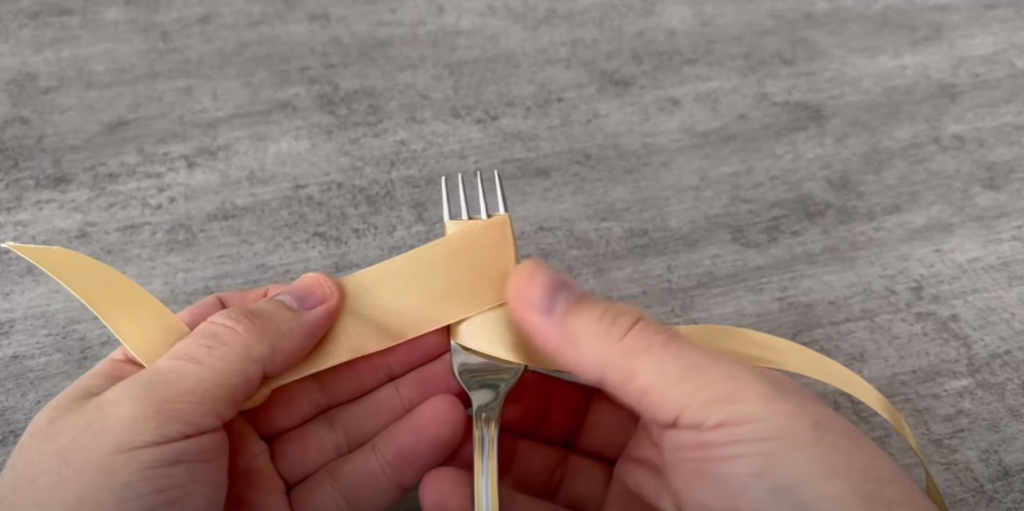 Når du har set denne video, vil du aldrig pakke gaver ind på andre måder