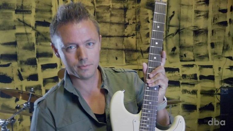Hele verden nynner med på melodien: Nu kan berømt guitar blive din