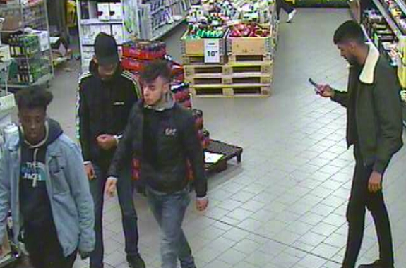 Efterlyst for voldeligt røveri mod 17-årig – slog, sparkede og sprøjtede med peberspray