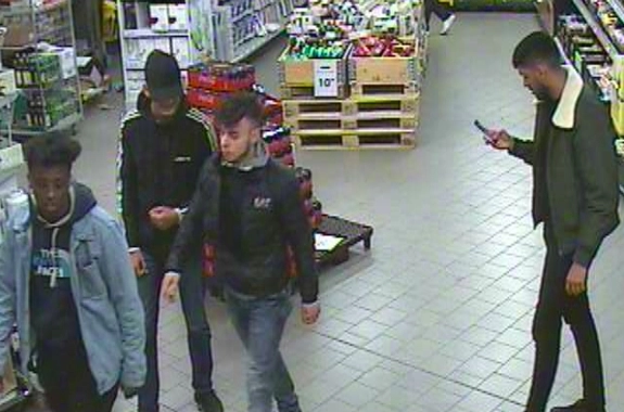Efterlyst for voldeligt røveri mod 17-årig – slog, sparkede og sprøjtede med peberspray