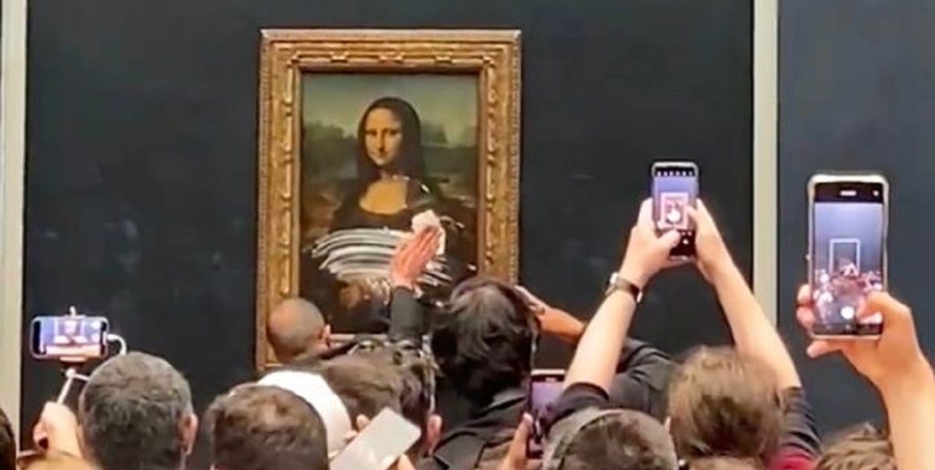 Mona Lisa angrebet: Kastede vaniljecreme mod mesterværket