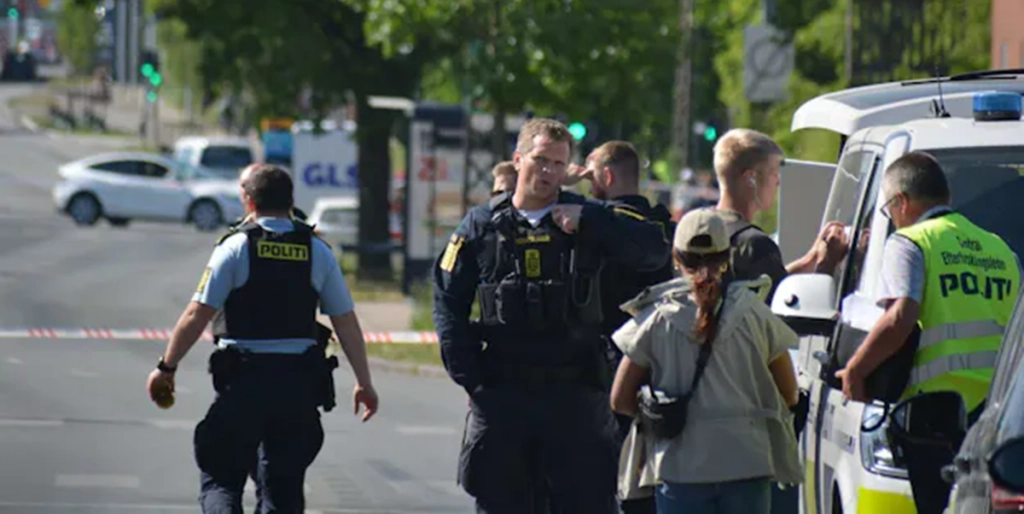 15-årig død efter knivstik: Gerningsmand stadig på fri fod