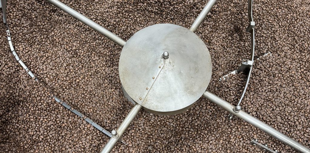 Internettet går amok over dette billede: Kan du finde stenen mellem kaffebønnerne?