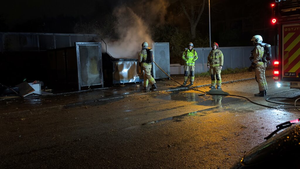 Brandvæsen rykkede ud: Skraldestation i flammer midt i boligområde