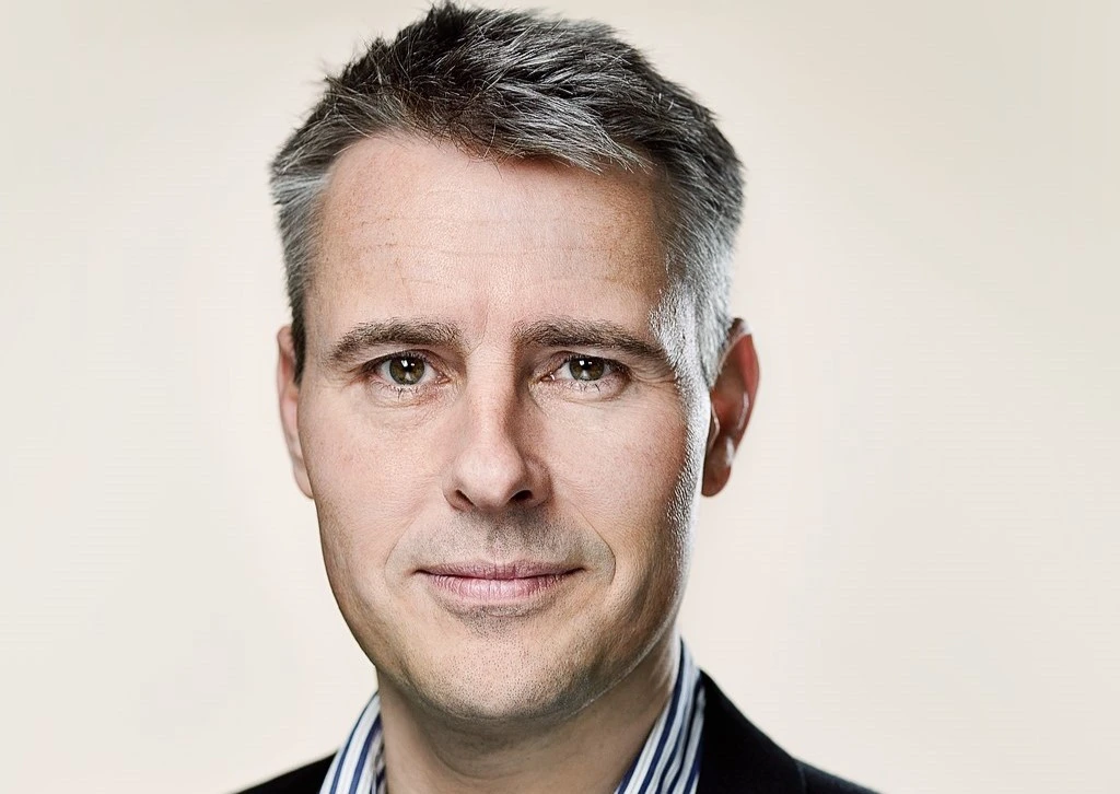 Henrik Sass Larsen flygtet til udlandet: Nu kan han nyde sin politikerpension