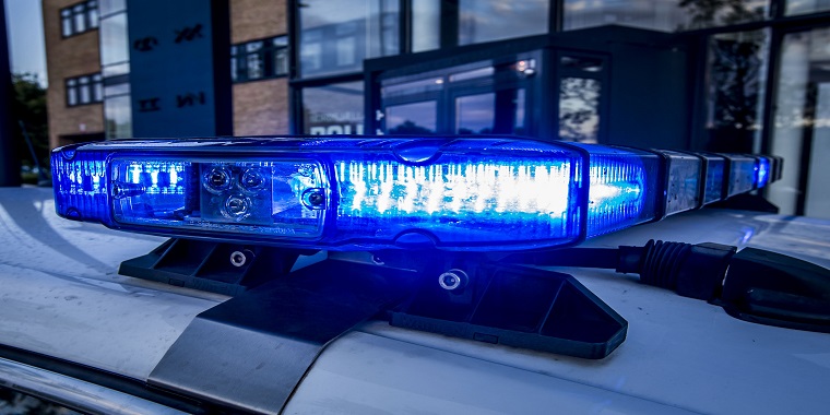 Pludseligt genkender betjentene hende
