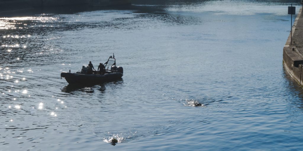 LIGE NU: Politiets dykkere afsøger dansk havn