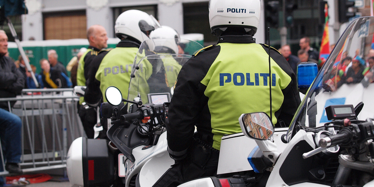Mand i bar overkrop tilbyder slik til 7-årig
