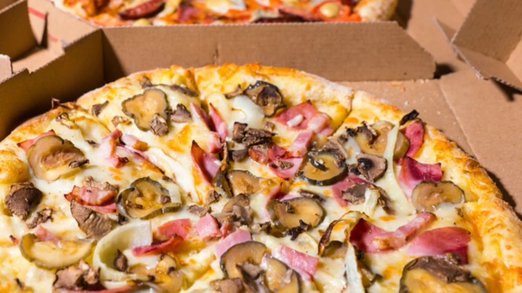 Pizza sendte 85 mennesker på hospitalet: Du taber kæben når du hører hvordan