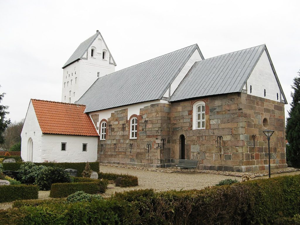 Hærværk med håndkraft: Fredet dige på kirkgård ødelagt nytårsnat