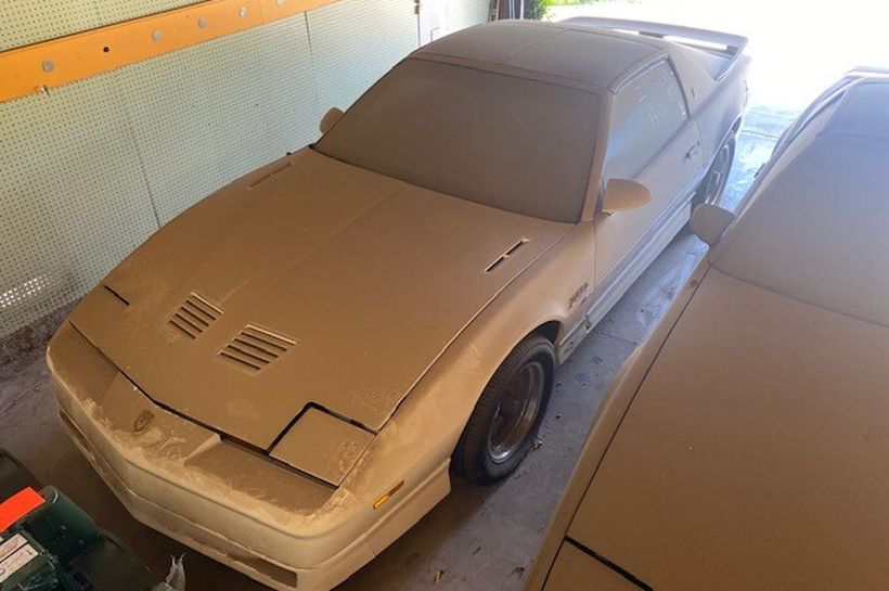 I en støvet lade fandt de en sjælden sportsvogn: Tabte kæben, da de så kilometertallet