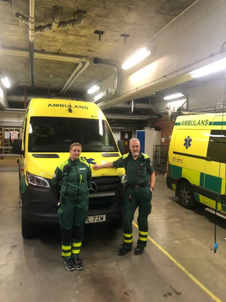 Ambulance i fuld udrykning ramt af sten kastet fra bro