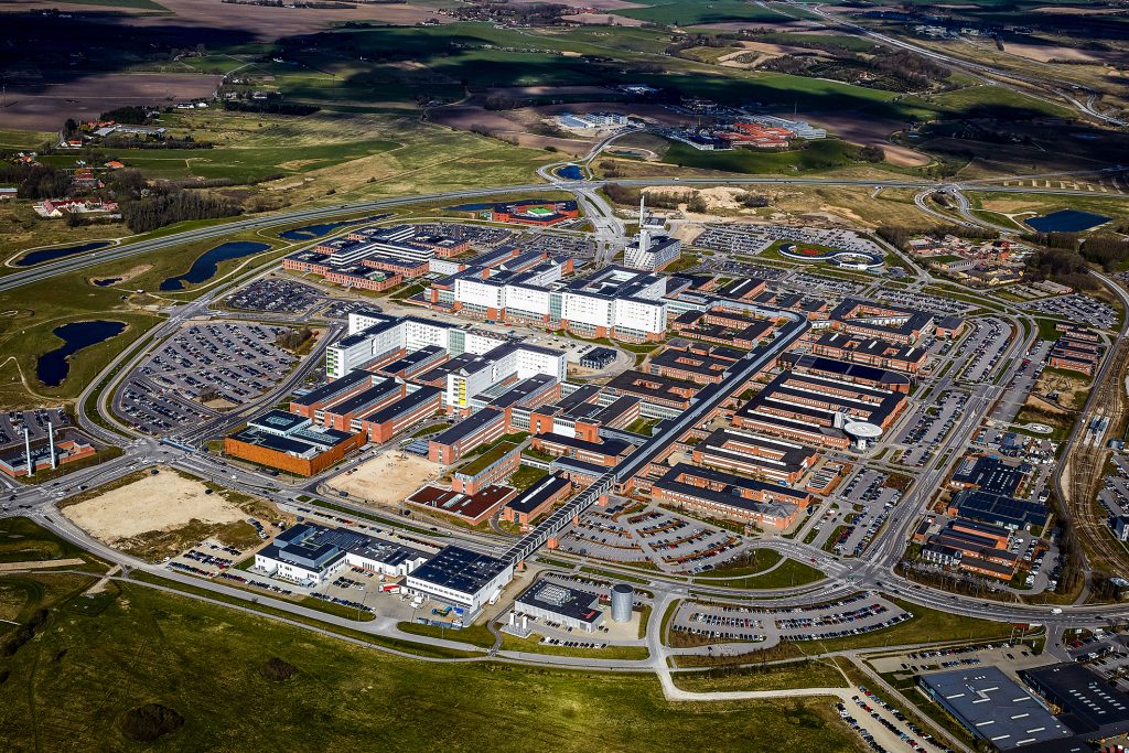Et sygehus i knæ: 3000 medarbejder diskuterer massive millionbesparelser i lukket gruppe på Facebook