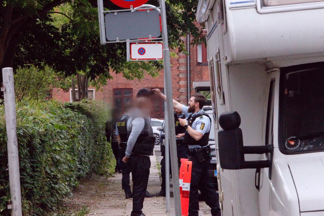 Politi til stede ved skole: Tre anholdt