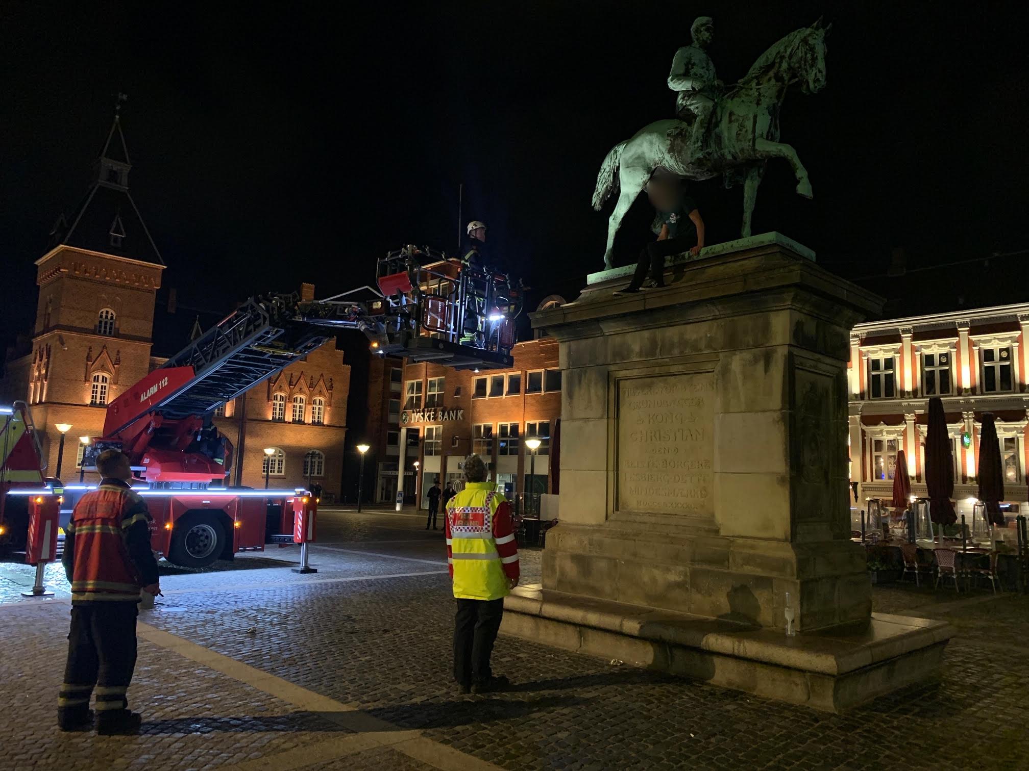 Våd onsdag aften: Var fanget på statue og tissede på redningsmænd