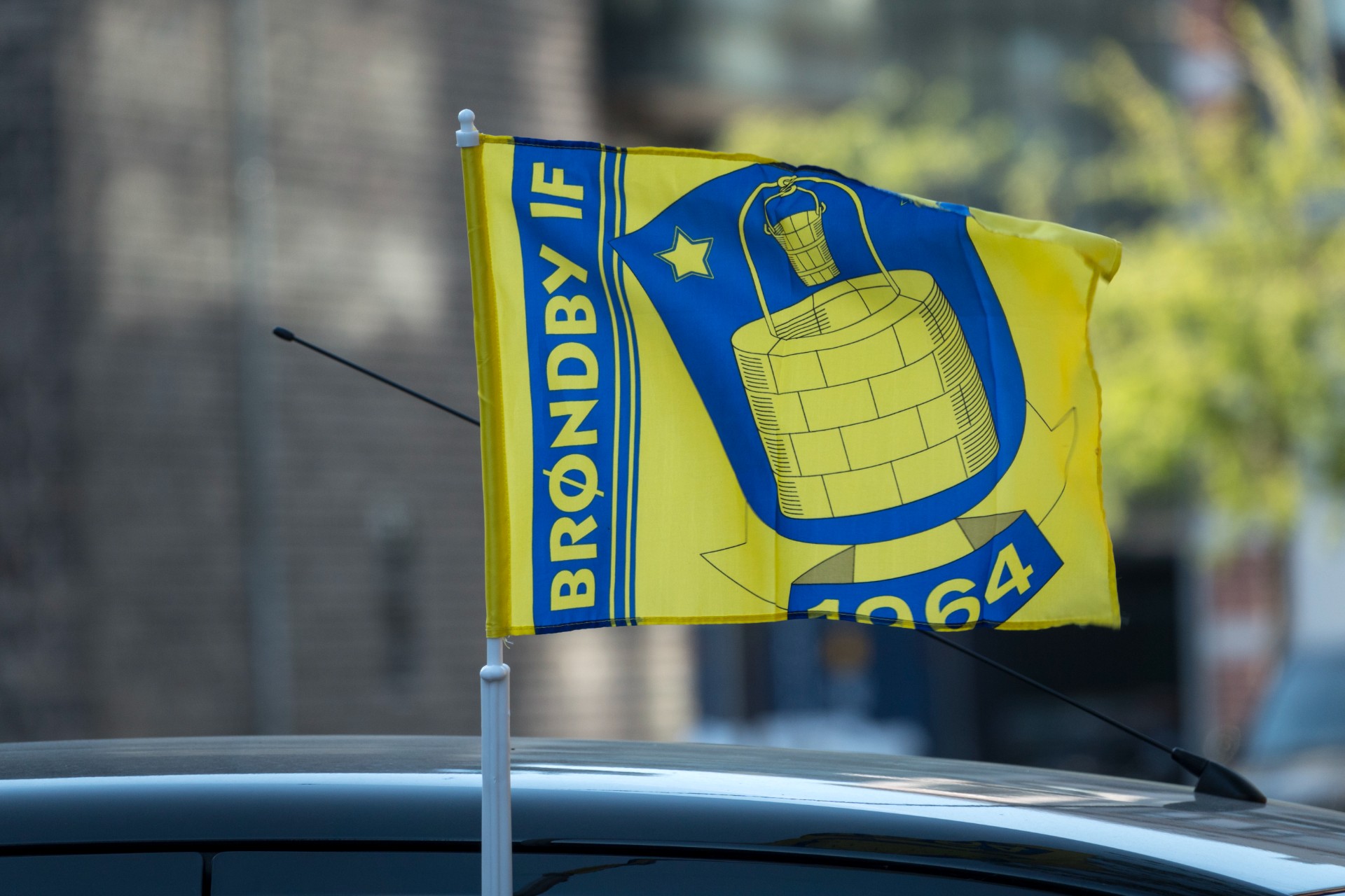 Stjålet Brøndby-trøje fundet iturevet i container: Nu har bodega forment disse fodboldfans adgang