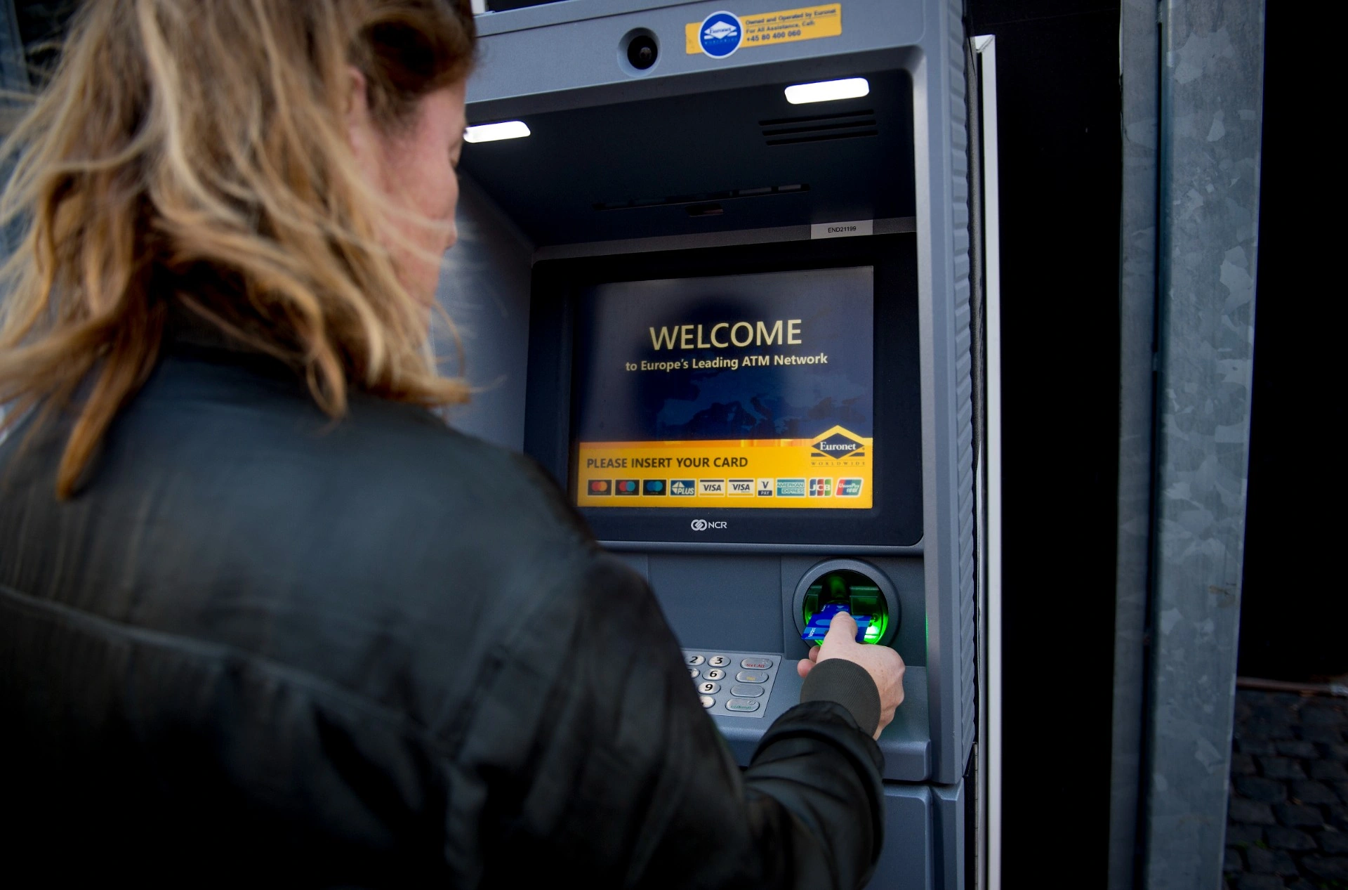 Folk strømmer til: Hæveautomat deler penge ud