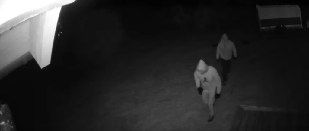 Se videoerne: Nu efterlyses to mistænkte som brød ind i sommerhus