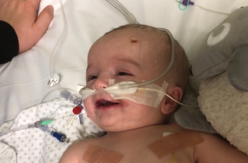 Efter fem dage i koma: Mirakelbaby trodser lægernes bange anelser og vågner med et smil – så får familien forfærdelig besked