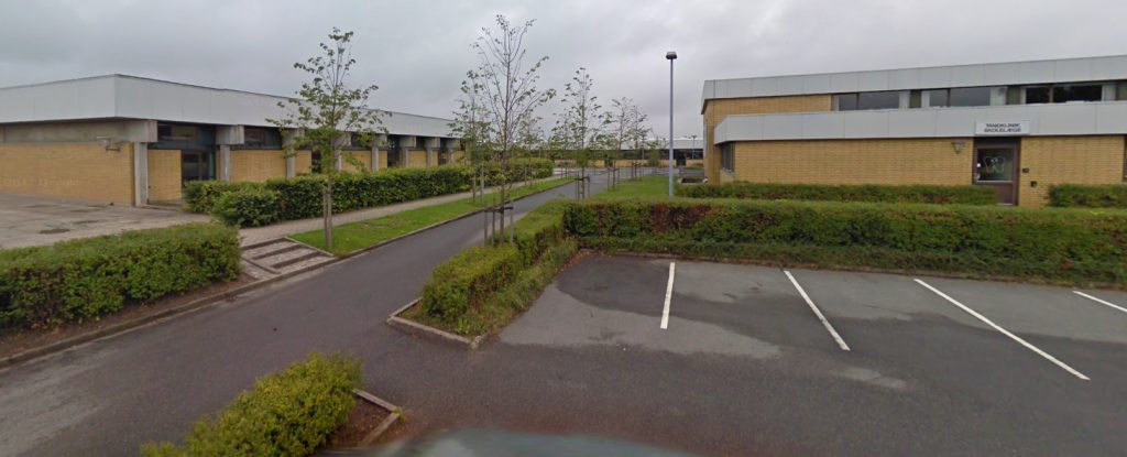 Medarbejder alvorligt kvæstet efter fald fra skoles tag