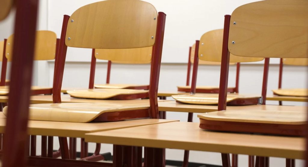 Børn bruger op mod otte timer om dagen i dårlig luft: Hver tredje mener at skolers indeklimaet er for dårligt