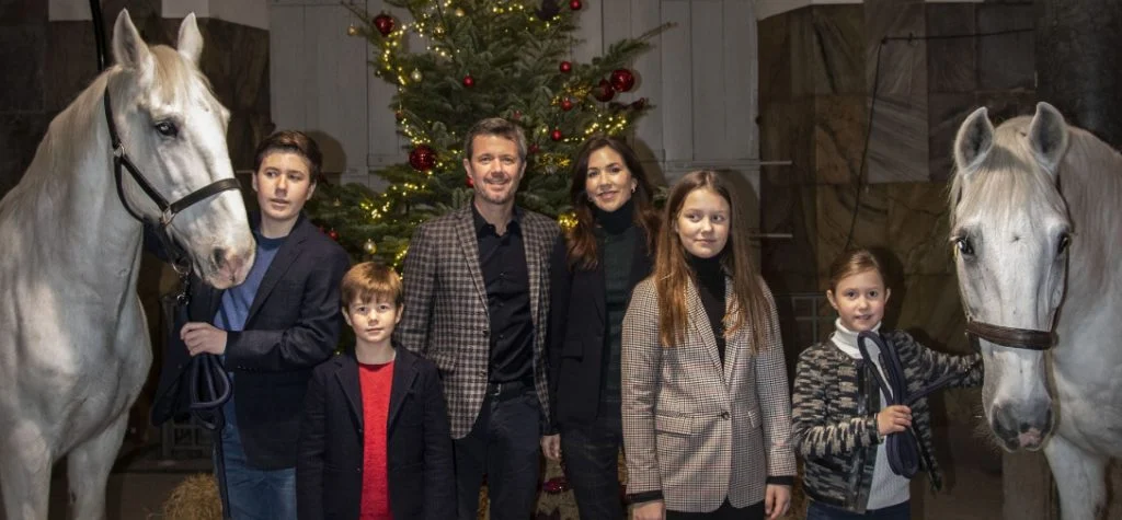 Pynter juletræet sammen: Kronprinsfamilien sender varm julehilsen til danskerne