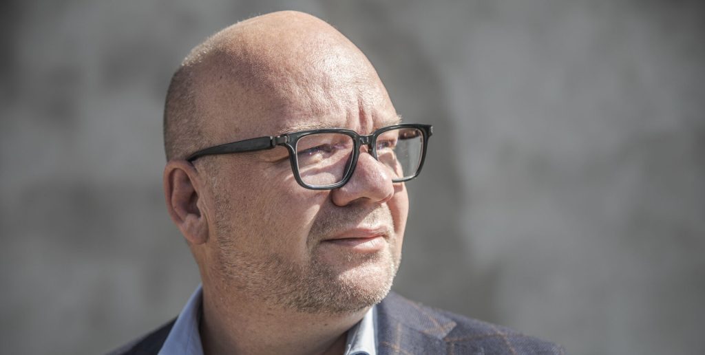 Lars Hjortshøj genfandt kærligheden i den 23 år yngre Camilla: “Ikke lige det, der lå først for”