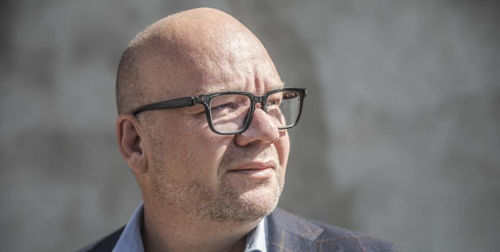 Lars Hjortshøj genfandt kærligheden i den 23 år yngre Camilla: “Ikke lige det, der lå først for”