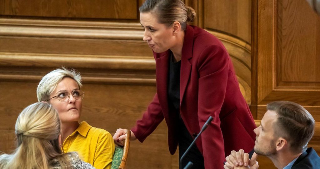 Indkalder til pressemøde i dag