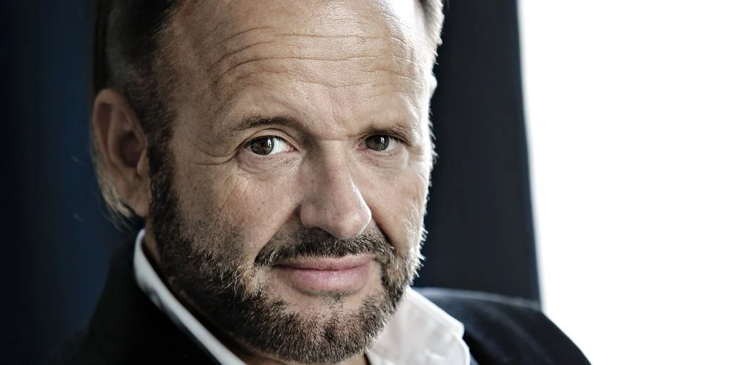 Dennis Knudsen overlader intet til fantasien: Se billederne