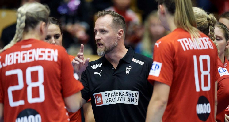 Chok: Landstræner stopper med øjeblikkelig virkning