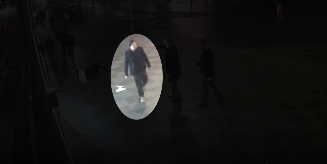 Liggende kvinde tildeles flere slag af kraftig mand med bowlerhat: Ved du, hvem han er?