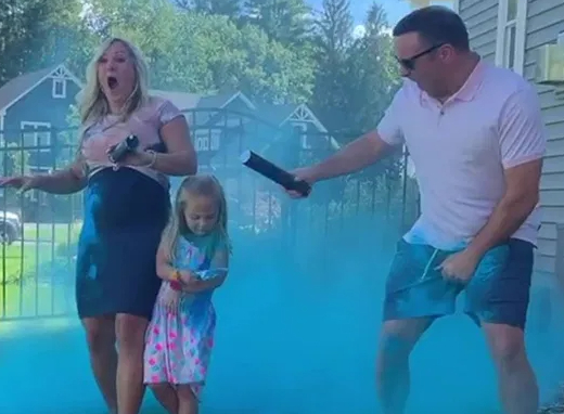 Se videoen: Uheldig far affyrer kanon i sit eget skridt