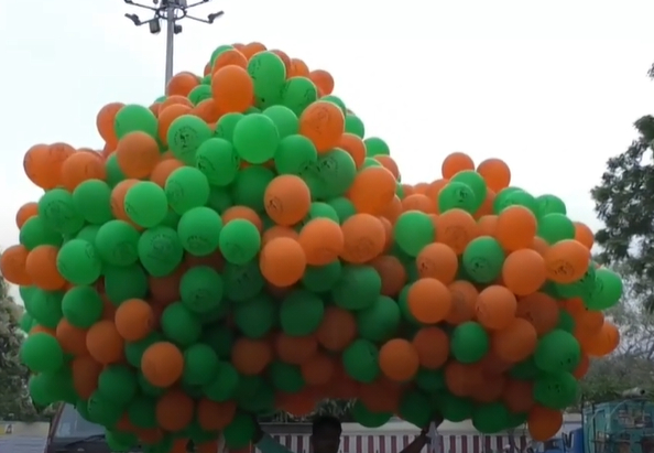 Vild video: Lige pludseligt eksploderer fødselsdagsballoner fyldt med helium