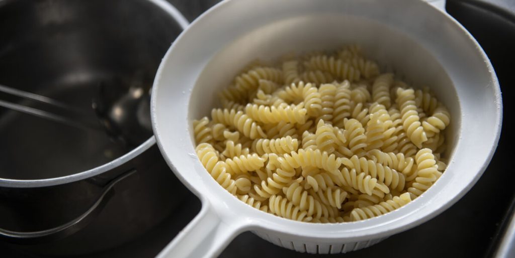 Professor melder klart ud: Derfor er det en dårlig idé at varme gårsdagens pasta op