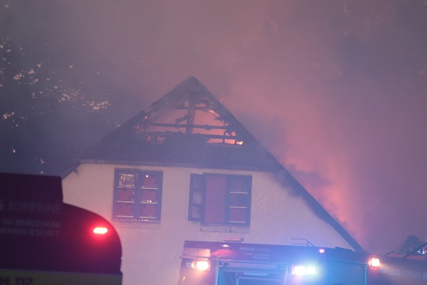 Voldsom gårdbrand i Horsens: Hestehold i fare