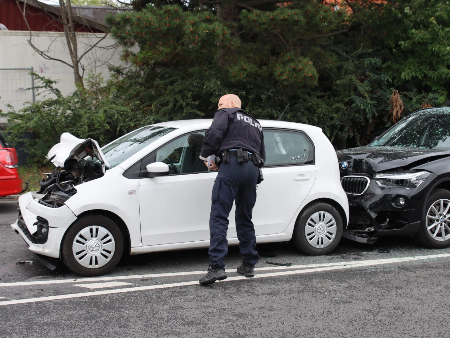 Mand besvimede i bil med søn som passager: Flere biler involveret