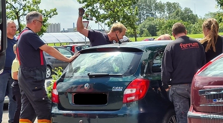 PANIK: To-årig fanget i bil