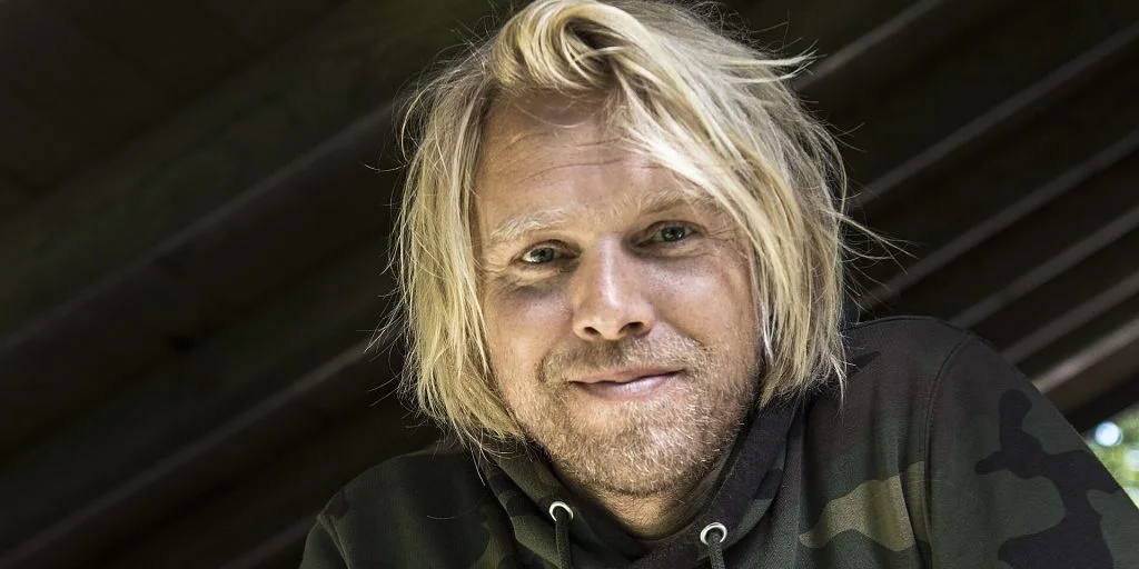 Felix Smith og den 20 år yngre kæreste har taget stort skridt: Nu er det sket