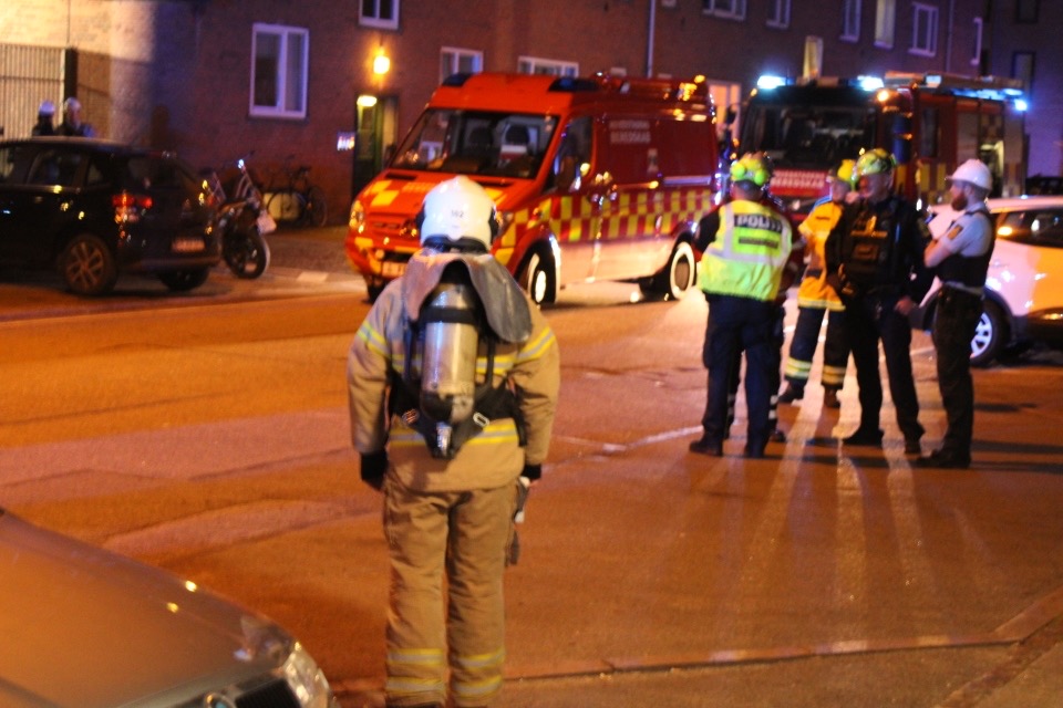 Kraftig brand i lejlighed: Flere måtte reddes ud af flammerne