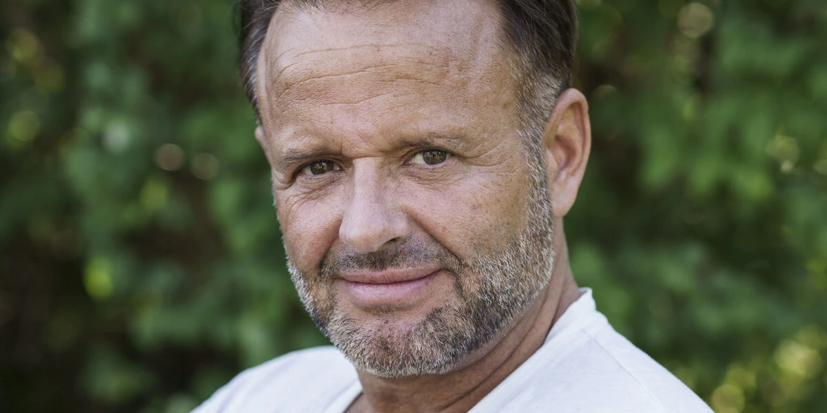 Dennis Knudsen afslører længden på sit vedhæng: “Alle drenge har da siddet med et målebånd”