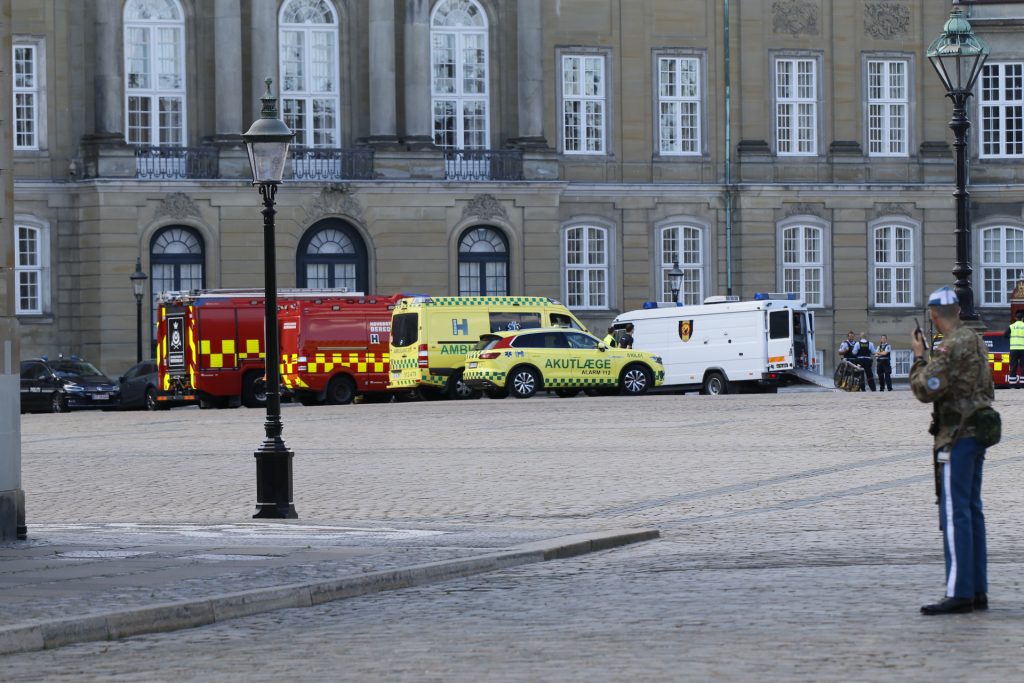 LIGE NU: Politiet afspærrer område ved Amalienborg