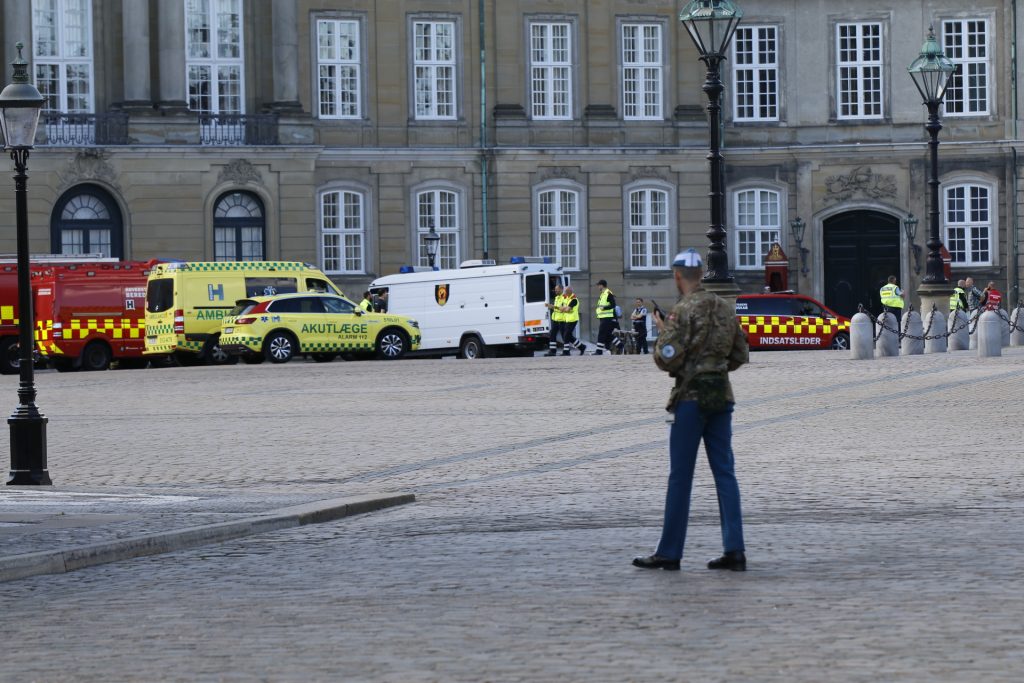 Politi og bomberyddere måtte rykke ud til Amalienborg: Nu er 57-årig kvinde anholdt