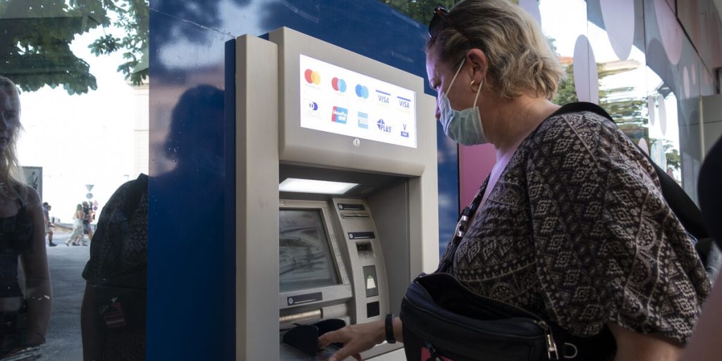 Meget få ved det: Dette sker, hvis du glemmer kontanter i hæveautomaten