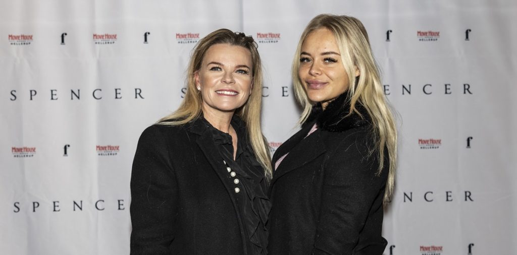 Rygterne svirrer om forholdet mellem mor og den nye kæreste: Nu bryder Elvira tavsheden