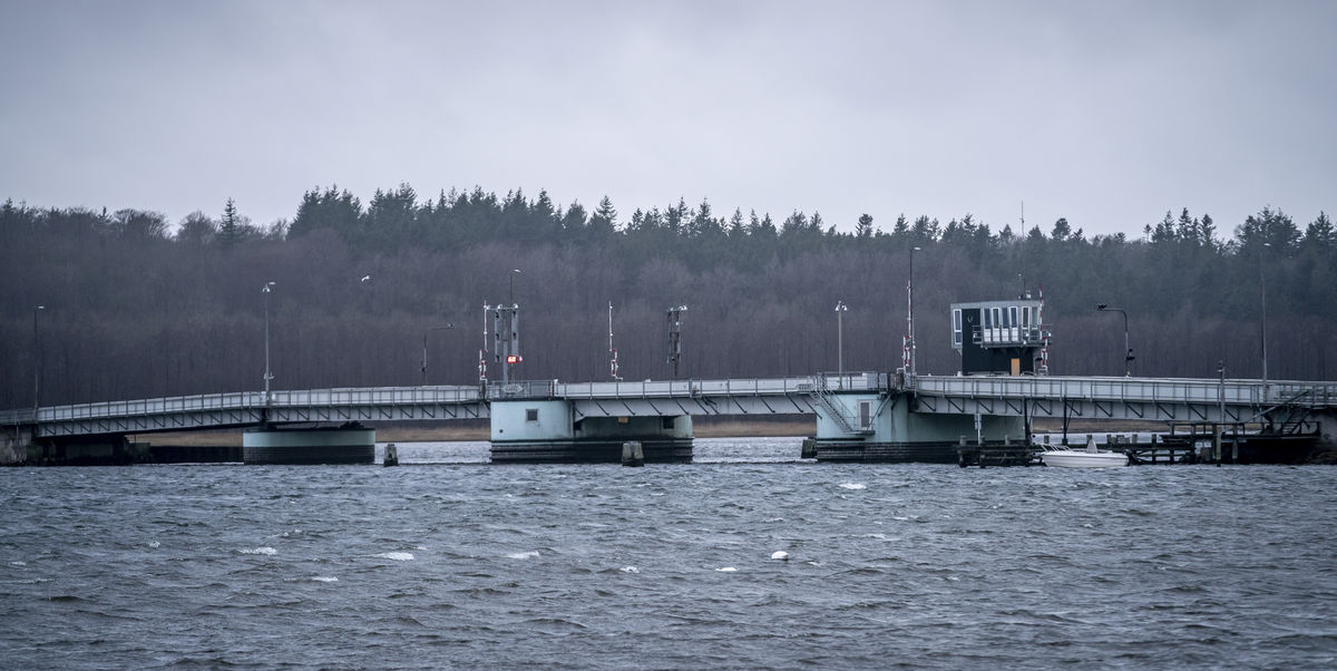LIGE NU: Uheldsbro spærret på ubestemt tid