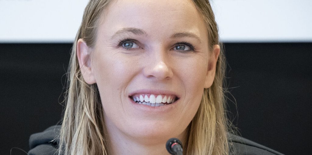 Caroline Wozniacki smider tøjet på forside: Nu stjæler hun overskrifter