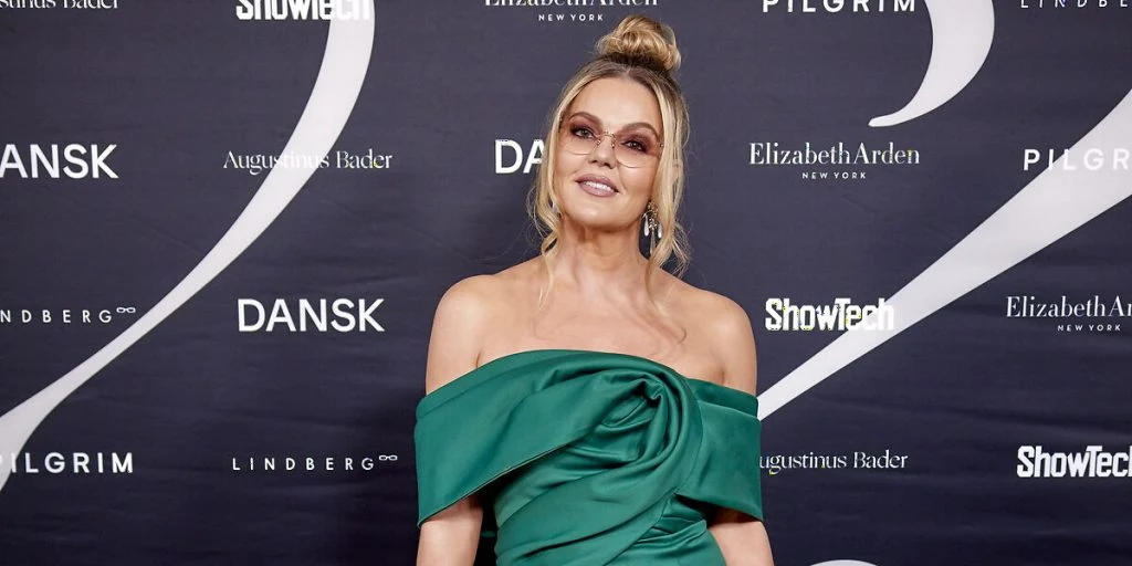 Lina Rafn deler mundvand med en pige: Se billedet her