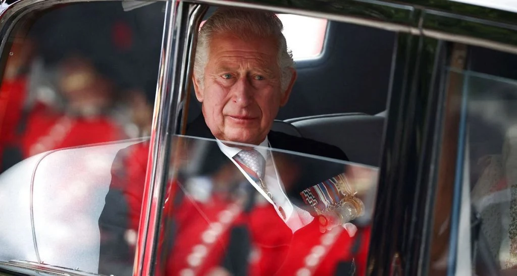 Charles bliver i dag udråbt til konge i den første TV ceremoni