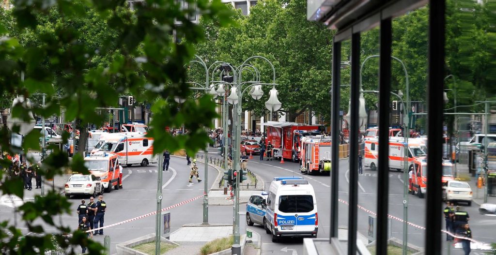 Bil kørt ind i menneskemængde i Berlin